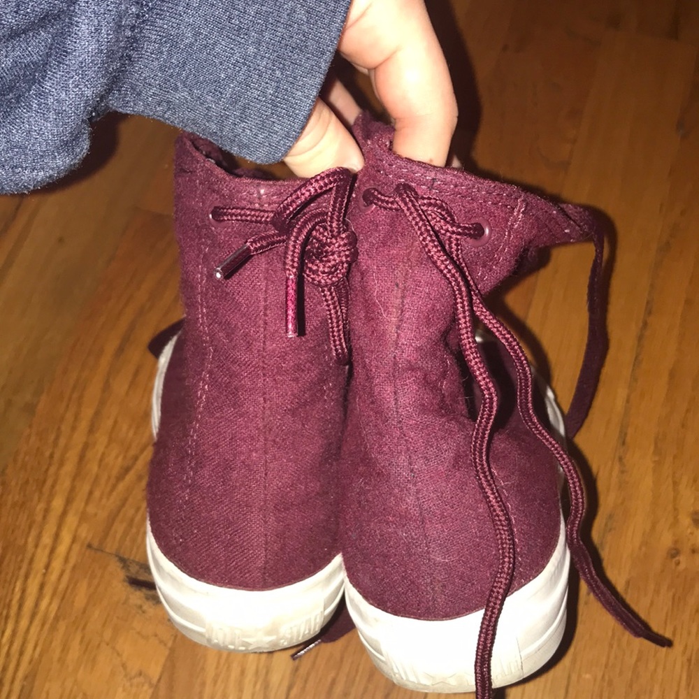 Maroon converse - Picture 3 of 3